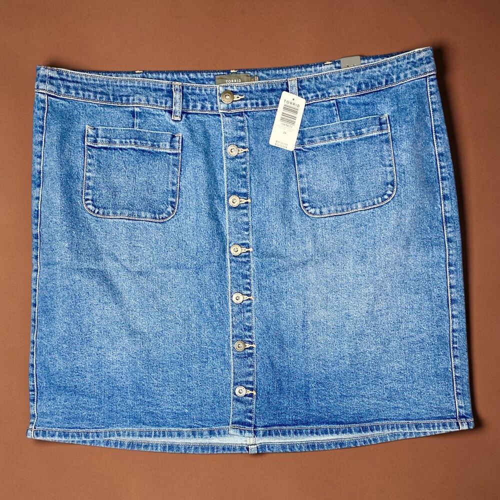 Torrid Denim Skirt 24 NWT Button Front Medium Wash Patch Pocket Plus Size Retro